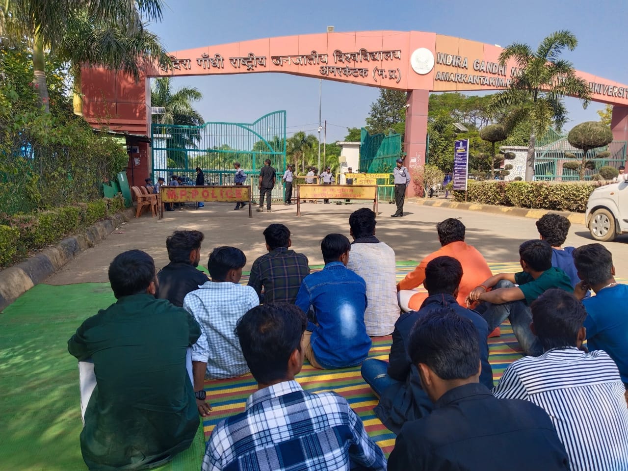 विश्वविद्यालय गेट पर धरने पर बैठे छात्र-छात्राएं विश्वविद्यालय गेट पर धरने पर बैठे छात्र-छात्राएं