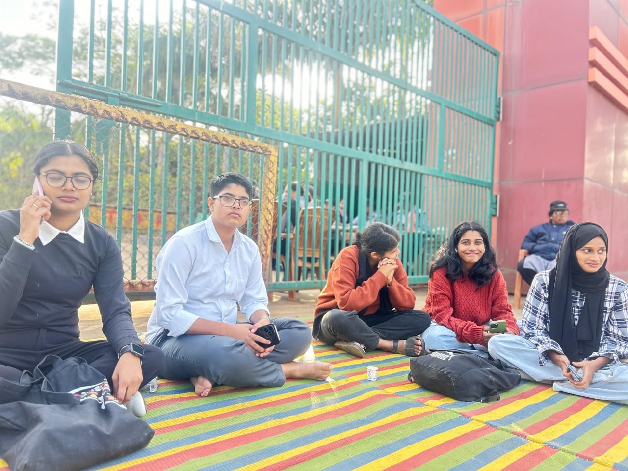 विश्वविद्यालय गेट पर धरने पर बैठे छात्र-छात्राएं विश्वविद्यालय गेट पर धरने पर बैठे छात्र-छात्राएं