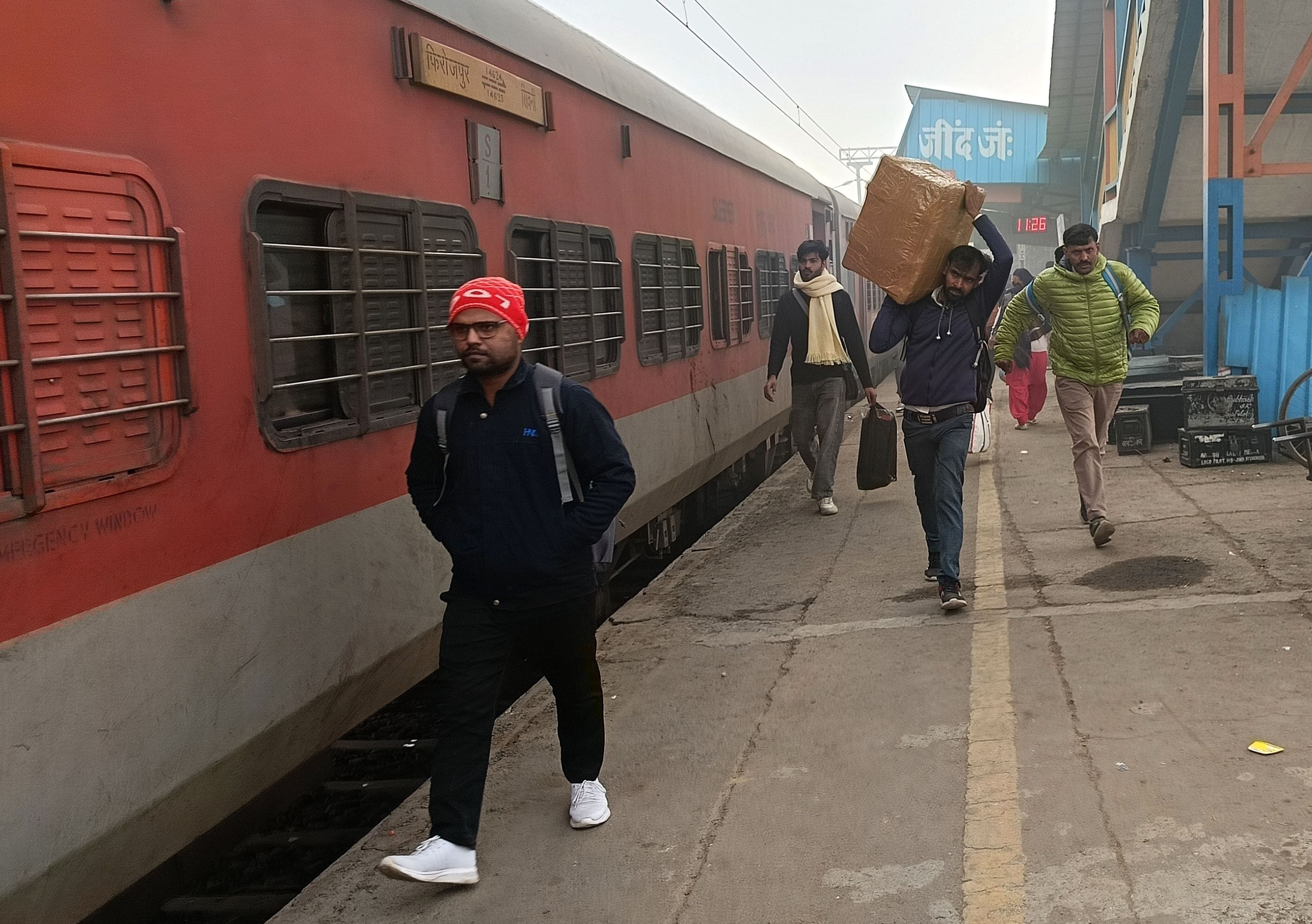 18जेएनडी07-जींद जंक्शन पर ढाई घंटे की दूेरी से पहुंची छिंदवाड़ा एक्सप्रेस में सवार होते यात्री। 18जेएनडी07-जींद जंक्शन पर ढाई घंटे की दूेरी से पहुंची छिंदवाड़ा एक्सप्रेस में सवार होते यात्री।