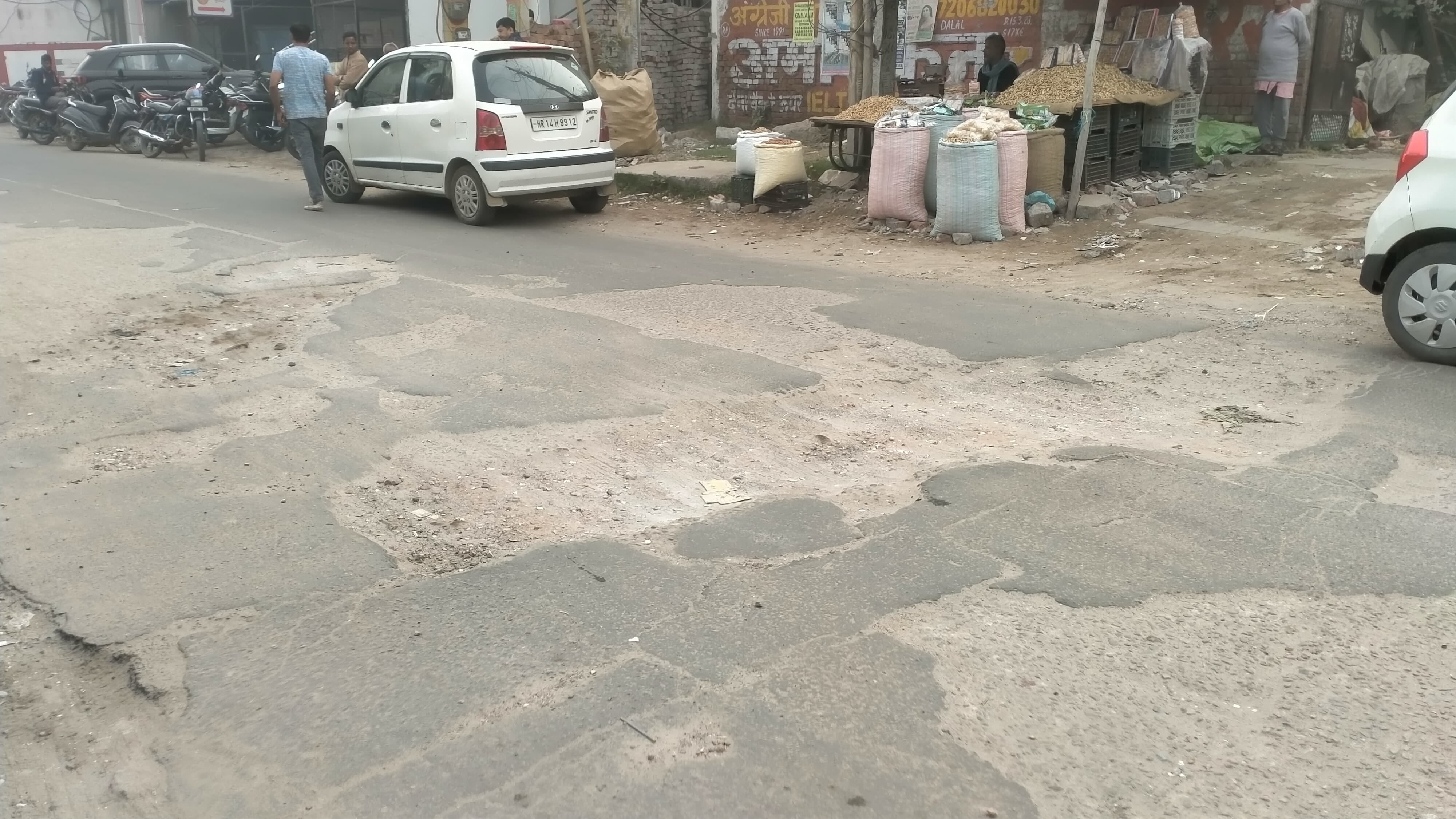 18jjrp04- झज्जर। झज्जर से बहादुरगढ़ रोड की खराब हालत। संवाद 18jjrp04- झज्जर। झज्जर से बहादुरगढ़ रोड की खराब हालत। संवाद