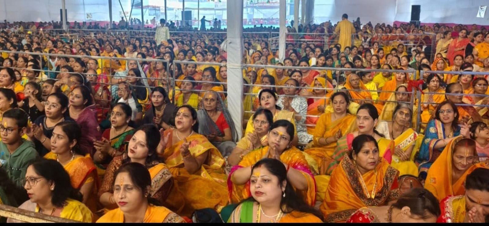 बिसौली में भागवत कथा सुनाते कथावाचक इंद्रेश महाराज। संवाद