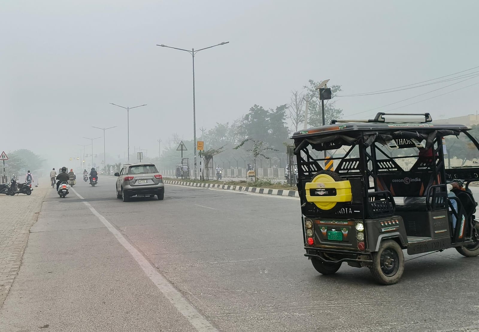 एनएच 44 पर धुंध में सुबह के समय लाइट जलाकर गुजरते वाहन। संवाद