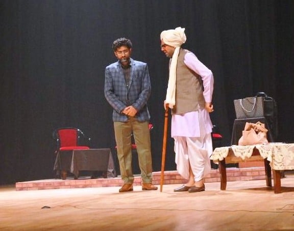 कुरुक्षेत्र। दो स्वर नाटक का मंचन करते कलाकार। विज्ञप्ति कुरुक्षेत्र। दो स्वर नाटक का मंचन करते कलाकार। विज्ञप्ति