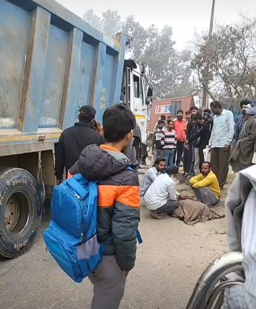 साहा चौक पर लगे जाम को खुलवाते हुए बराड़ा डीएसपी सुरेश कुमार: संवाद साहा चौक पर लगे जाम को खुलवाते हुए बराड़ा डीएसपी सुरेश कुमार: संवाद