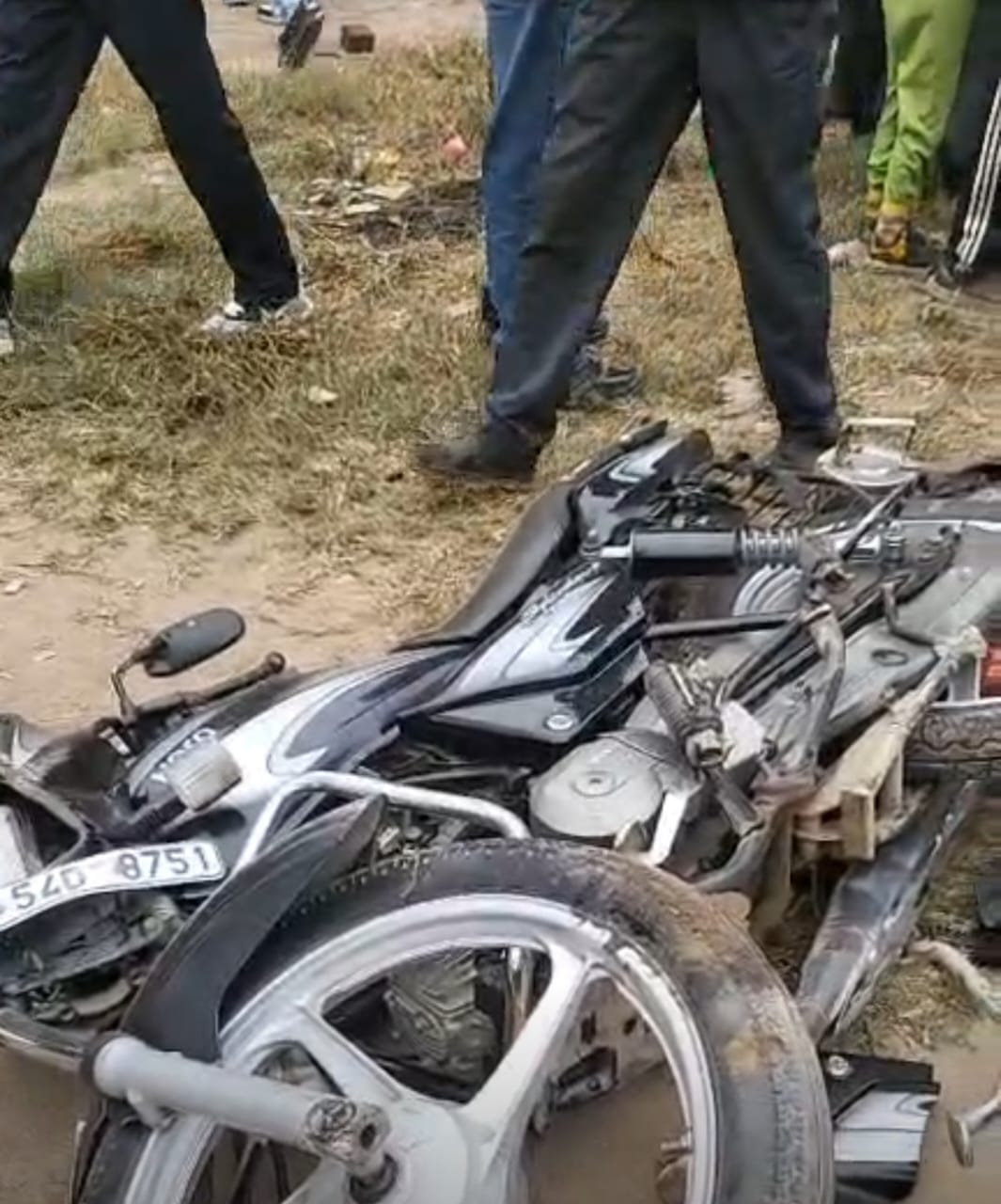 साहा चौक पर लगे जाम को खुलवाते हुए बराड़ा डीएसपी सुरेश कुमार: संवाद साहा चौक पर लगे जाम को खुलवाते हुए बराड़ा डीएसपी सुरेश कुमार: संवाद