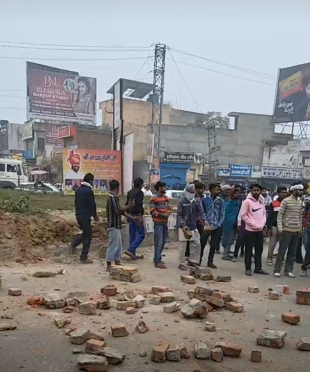 साहा चौक पर लगे जाम को खुलवाते हुए बराड़ा डीएसपी सुरेश कुमार: संवाद साहा चौक पर लगे जाम को खुलवाते हुए बराड़ा डीएसपी सुरेश कुमार: संवाद