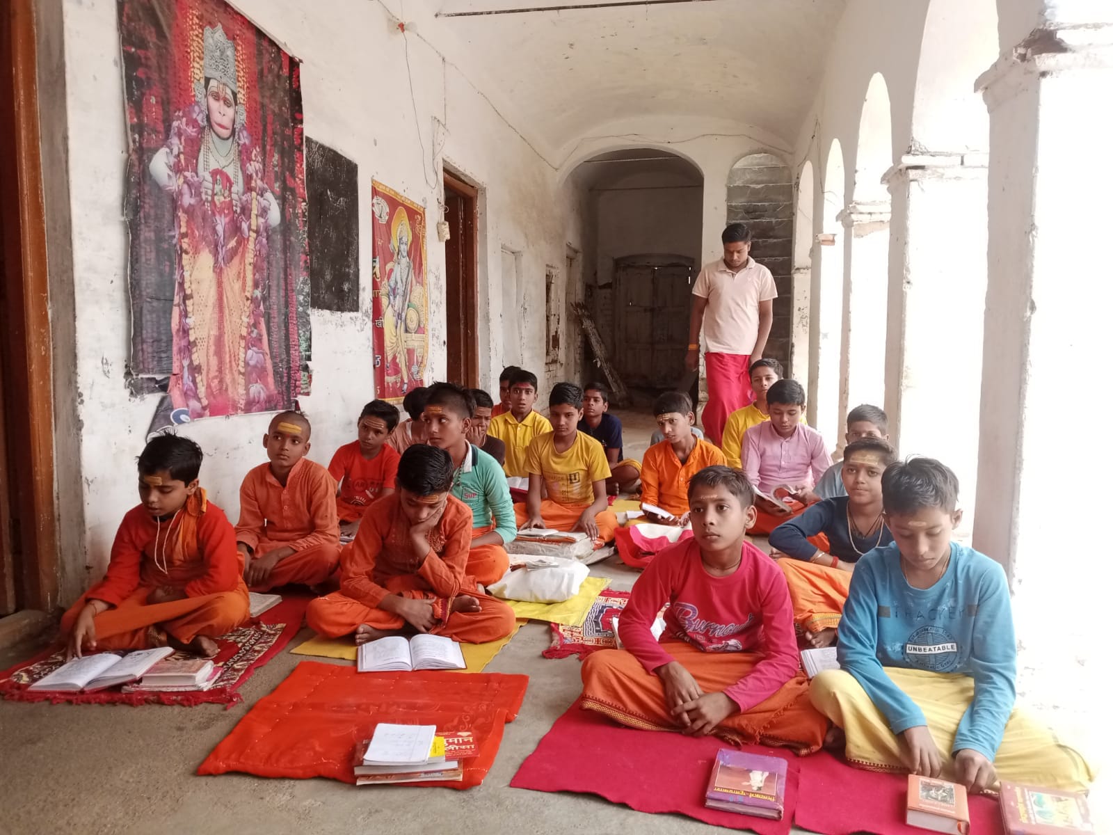 संस्कृत विद्यालय का जर्जर कमरा। संवाद