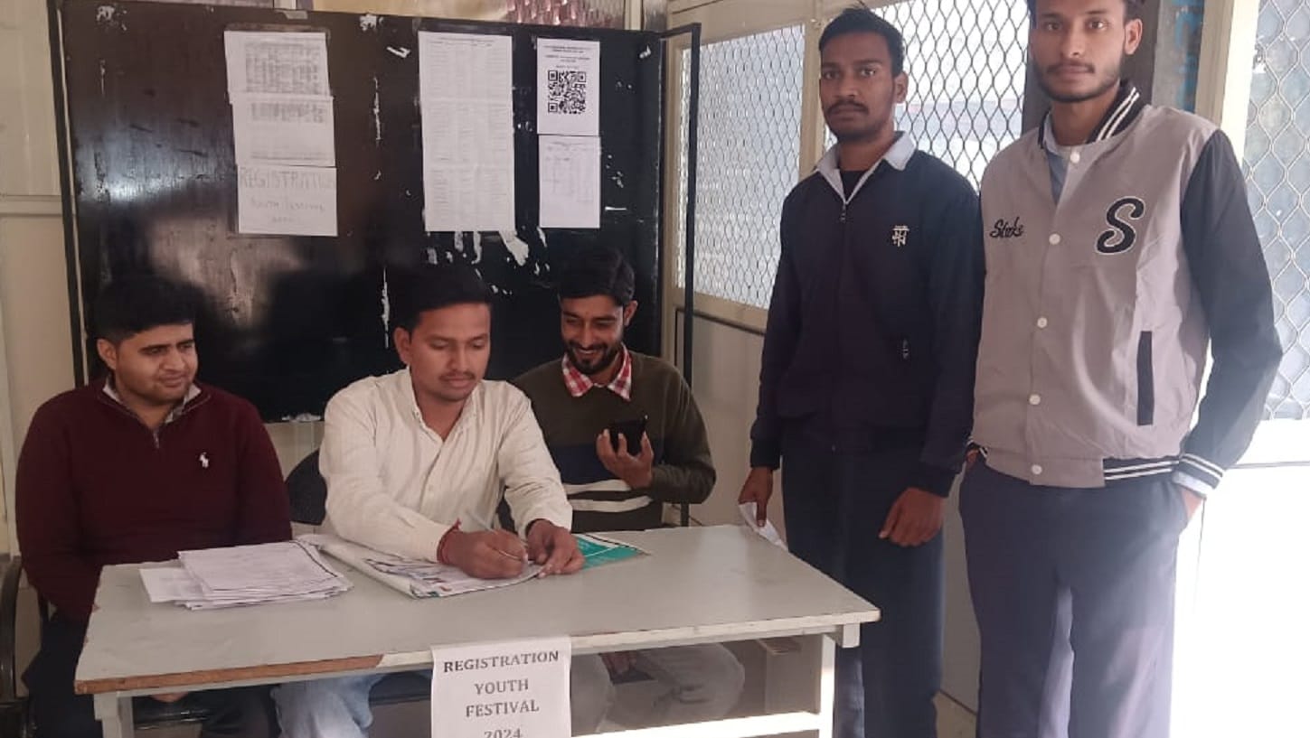 अधिकारियों के साथ बैठक करते प्रधानाचार्य दीपेश महेंद्रु। संवाद अधिकारियों के साथ बैठक करते प्रधानाचार्य दीपेश महेंद्रु। संवाद
