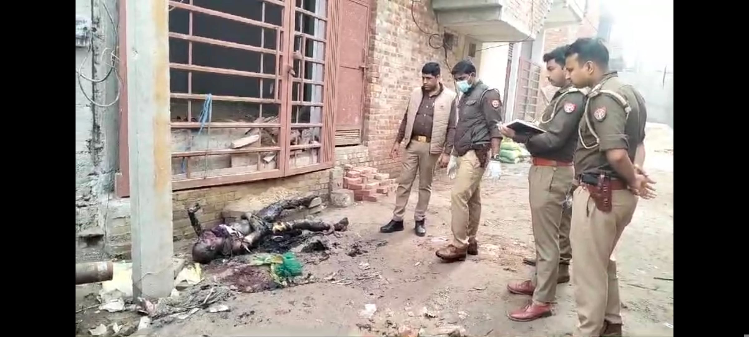 आशियाना कॉलोनी में जांच करती पुलिस। आशियाना कॉलोनी में जांच करती पुलिस।