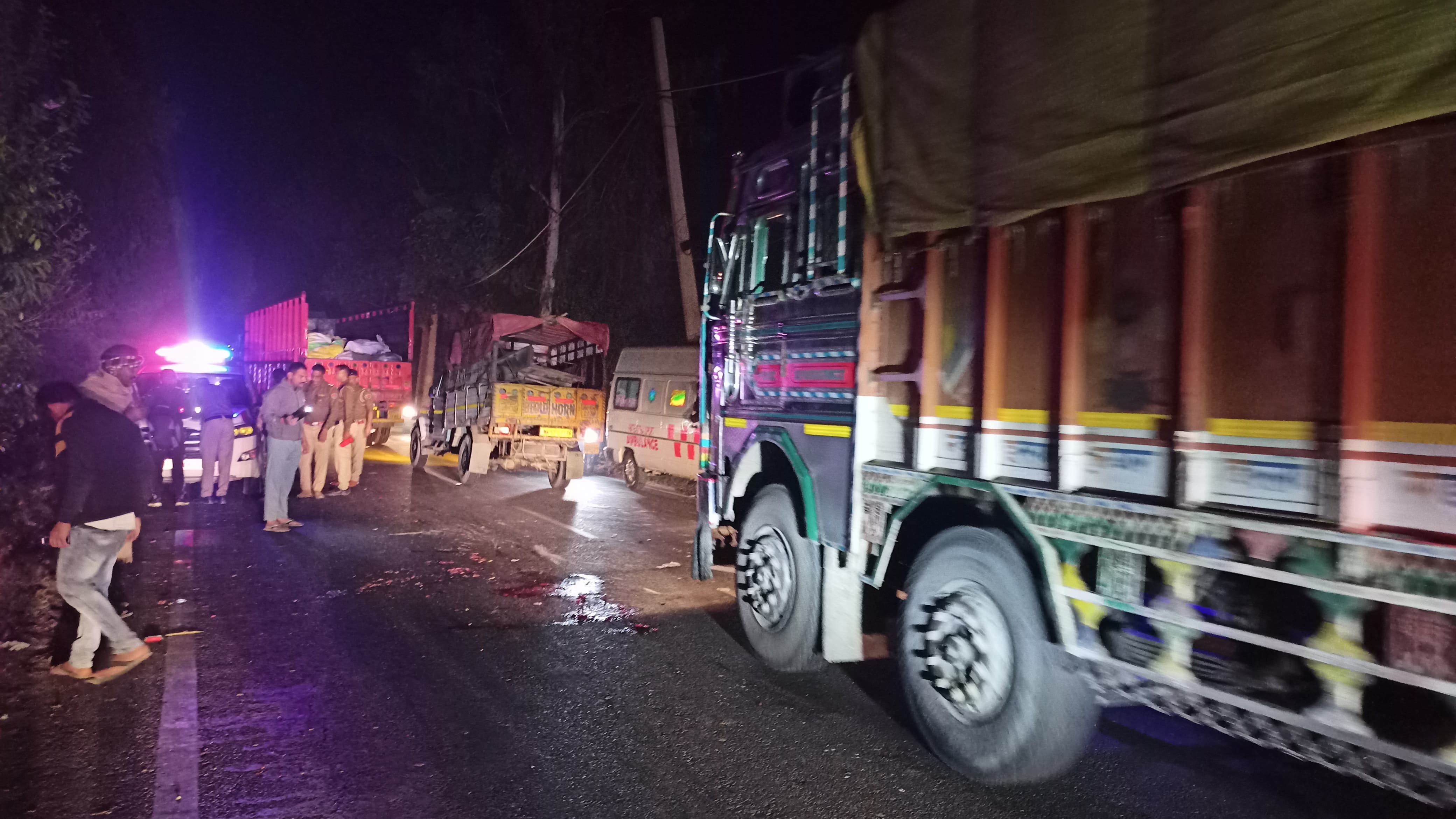 बिलासपुर रोड पर जटेहड़ी गांव के पास हादसे में हुई युवक की मौत के बाद उसके साथी के बयान दर्ज करत