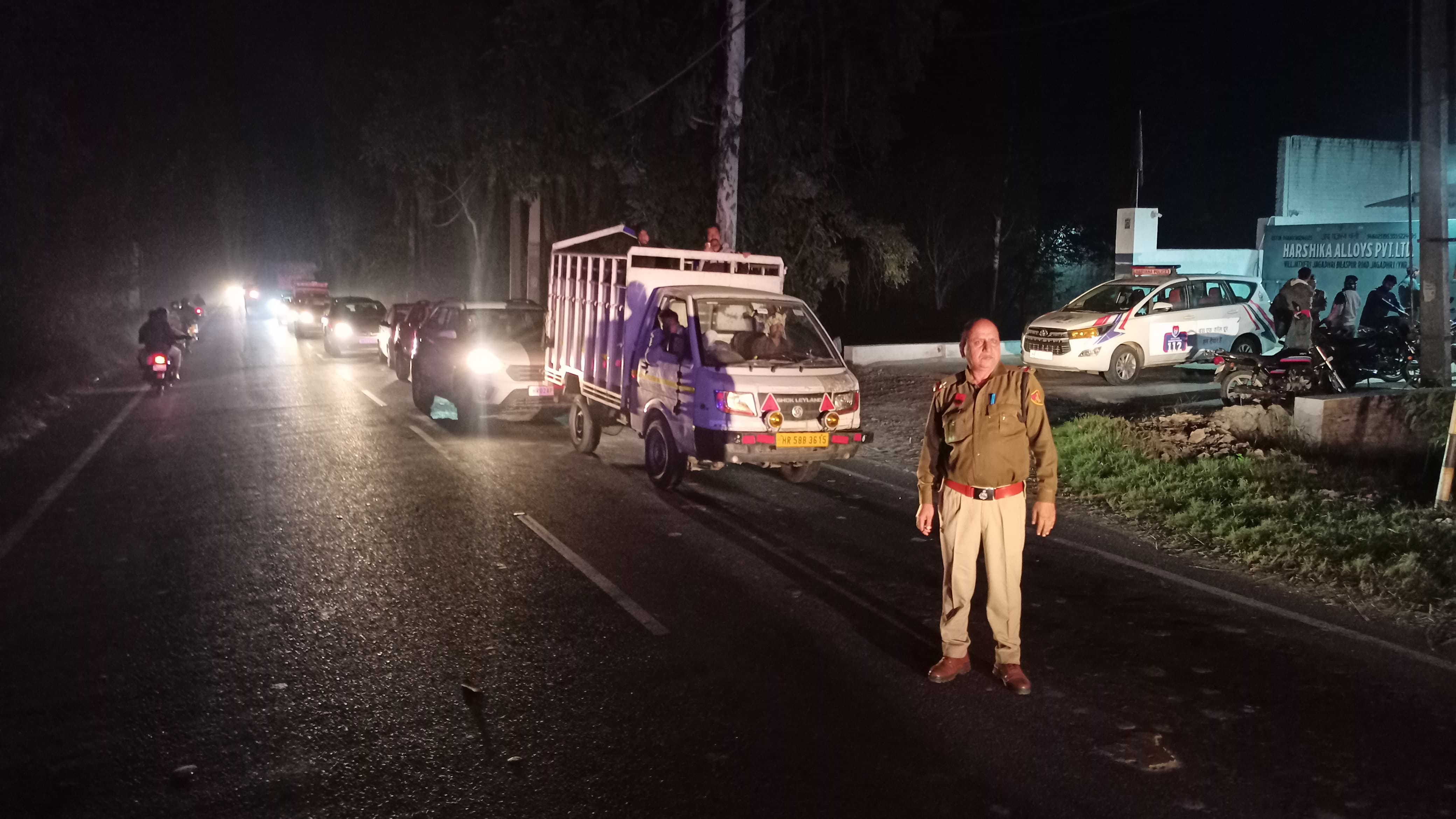 बिलासपुर रोड पर जटेहड़ी गांव के पास हादसे में हुई युवक की मौत के बाद उसके साथी के बयान दर्ज करत