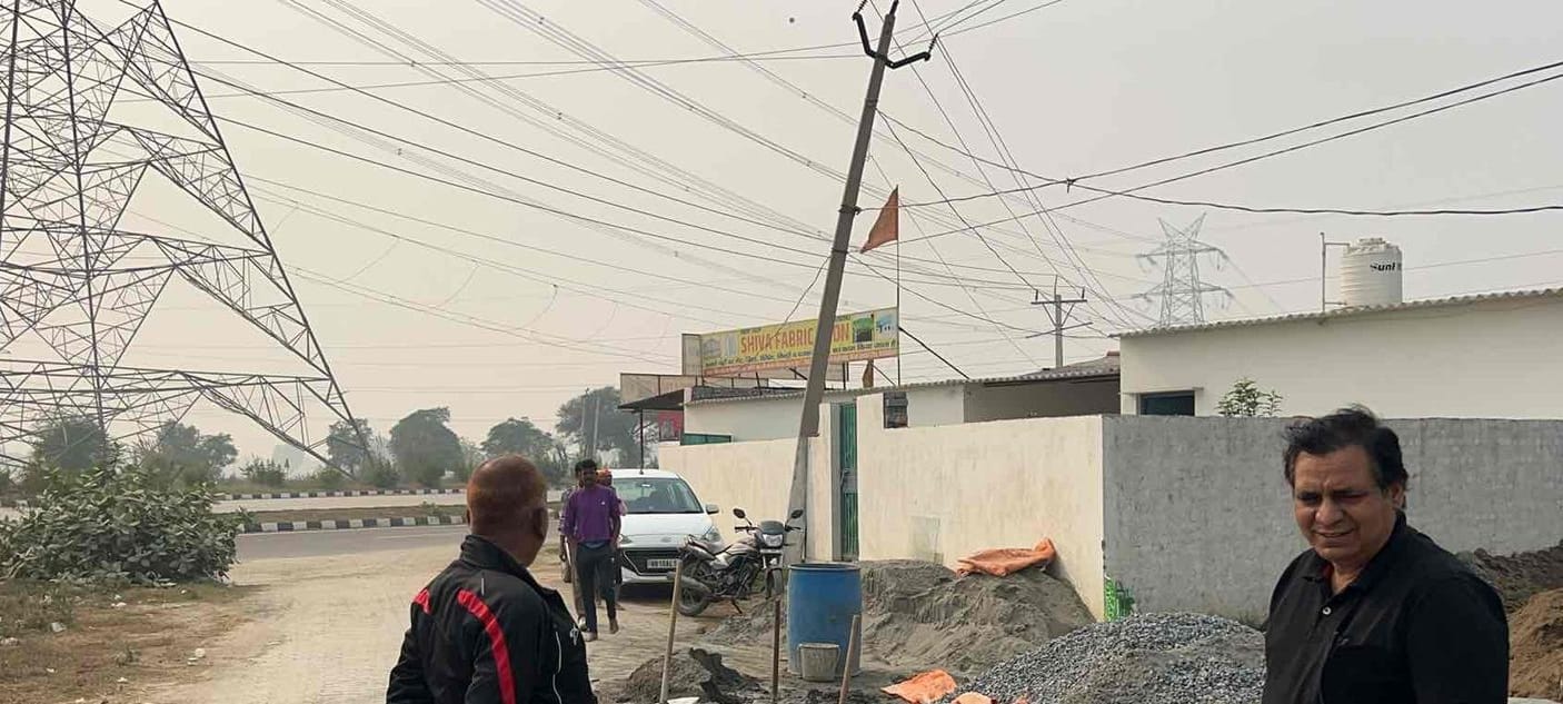 फोटो 19: सोनीपत के राई के पास एनएच-334बी किनारे निर्माण कार्य में जुटे मजदूर। स्रोत: नगर निगम फोटो 19: सोनीपत के राई के पास एनएच-334बी किनारे निर्माण कार्य में जुटे मजदूर। स्रोत: नगर निगम