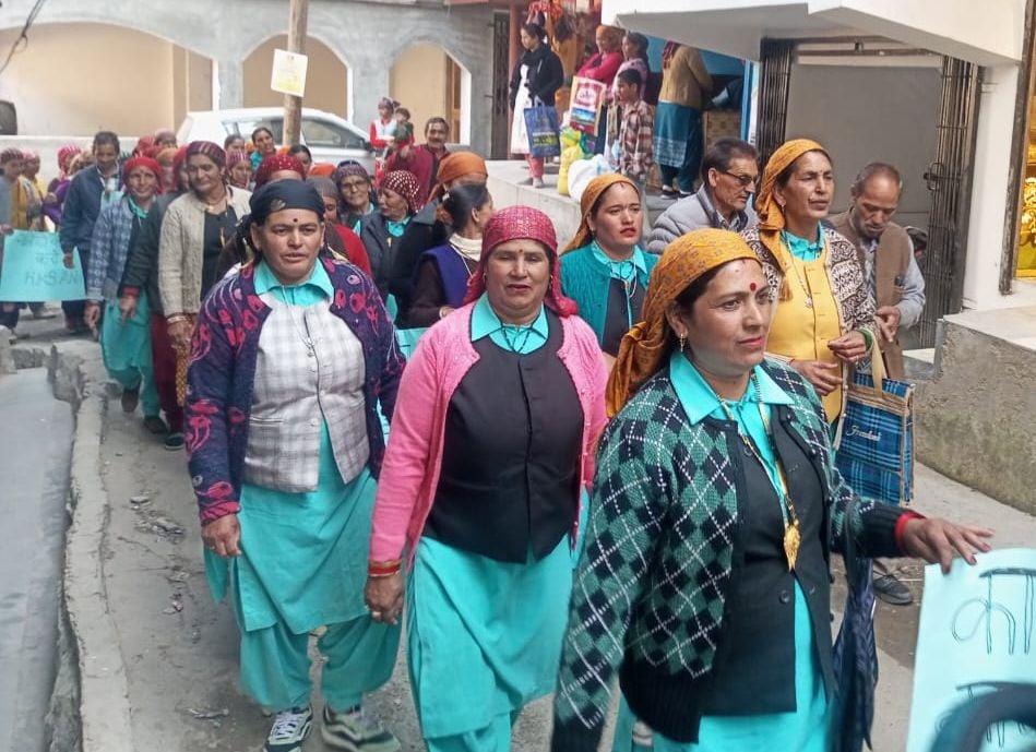 कंडुगाड़ कंडा सडक़ की दयनीय हालत को सुधारने को लेकर आनी में ग्रामीणों ने किया प्रदर्शन। संवाद कंडुगाड़ कंडा सडक़ की दयनीय हालत को सुधारने को लेकर आनी में ग्रामीणों ने किया प्रदर्शन। संवाद