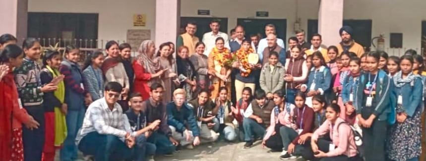 कुरुक्षेत्र। खिलाड़ियों का परिचय लेकर प्रतियोगिता का आगाज करते खेल निदेशक प्रो. डीएस राणा सहित कुरुक्षेत्र। खिलाड़ियों का परिचय लेकर प्रतियोगिता का आगाज करते खेल निदेशक प्रो. डीएस राणा सहित
