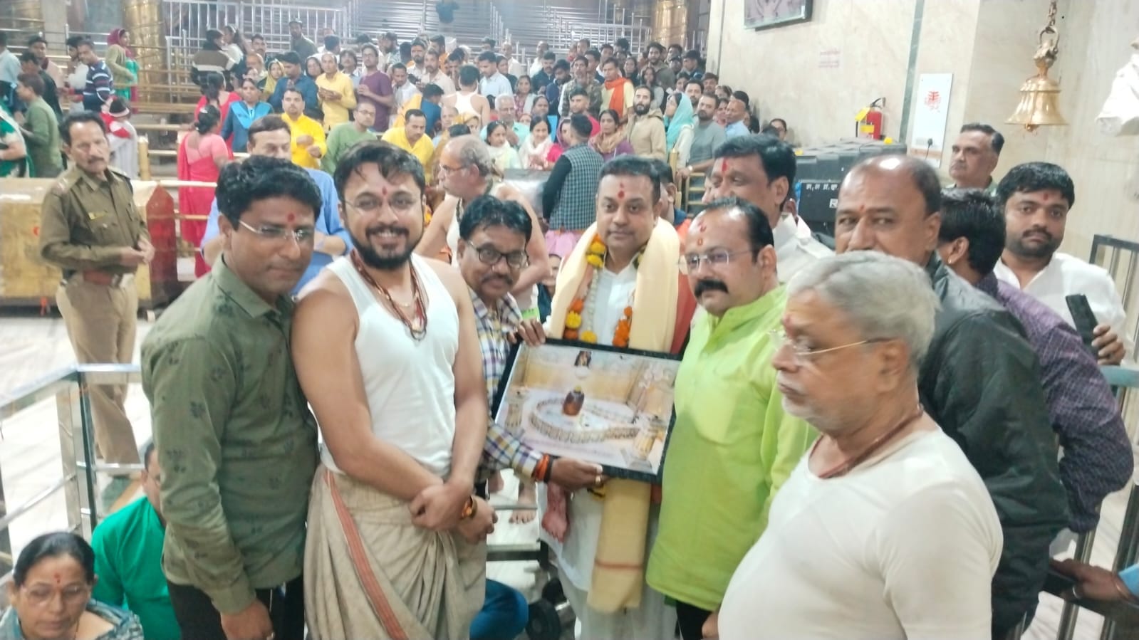 महाकाल दर्शन : पूजन किया, संकल्प लिया हाथ जोड़े और जय श्री महाकाल बोल गए जगन्नाथ पुरी के सांसद महाकाल दर्शन : पूजन किया, संकल्प लिया हाथ जोड़े और जय श्री महाकाल बोल गए जगन्नाथ पुरी के सांसद