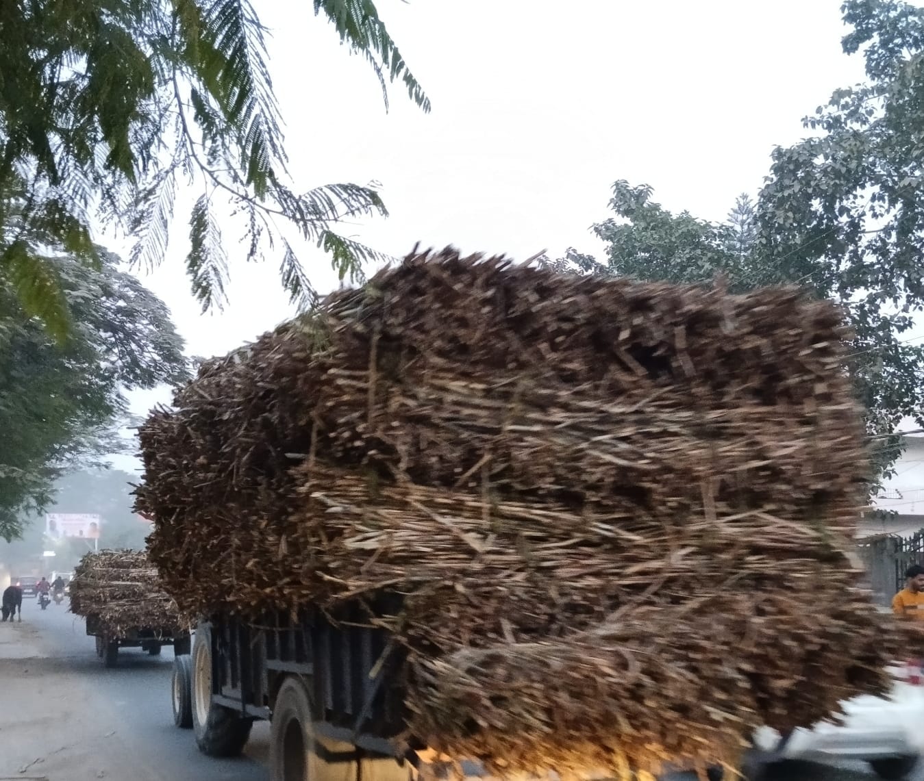 पीलीभीत के गौहनिया चौराहा से गुजरता गन्ना लदा ट्रक।संवाद