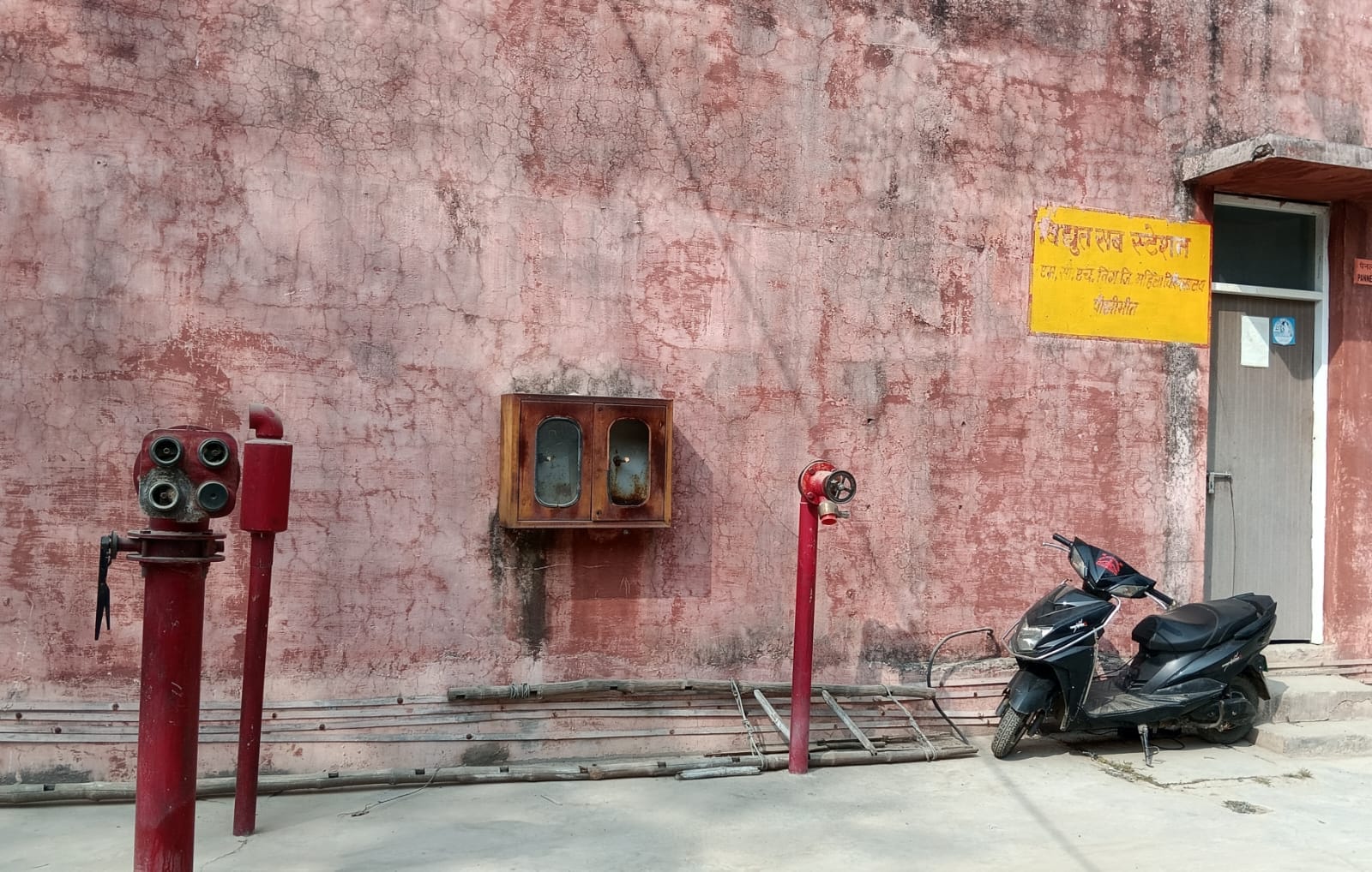 पीलीभीत के जिला चिकित्सालय में खुली पड़ी वायरिंग।संवाद पीलीभीत के जिला चिकित्सालय में खुली पड़ी वायरिंग।संवाद