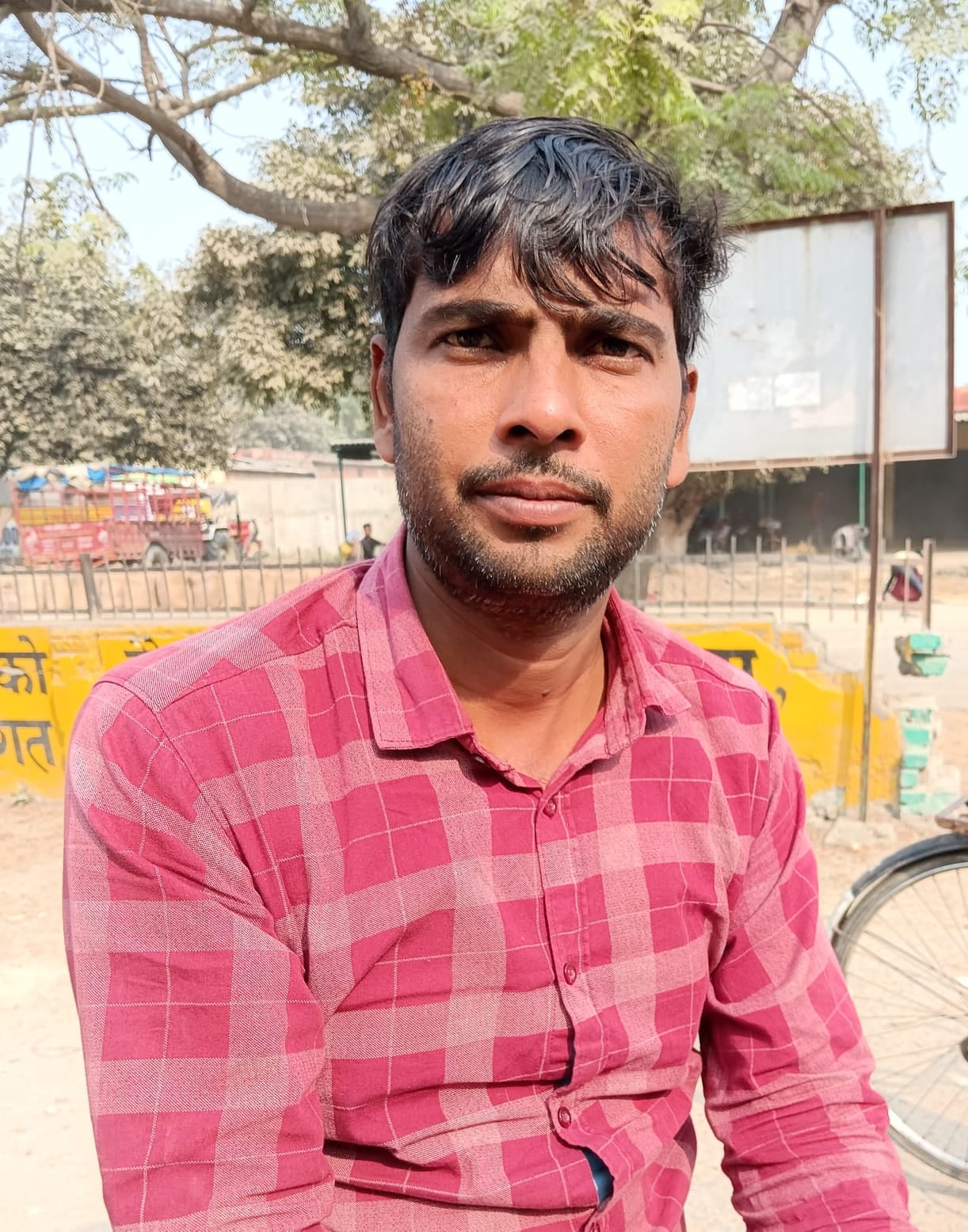 पीलीभीत की मंडी समिति परिसर स्थित इफको किसान सेवा केंद्र पर लगी किसानो की भीड़।संवाद