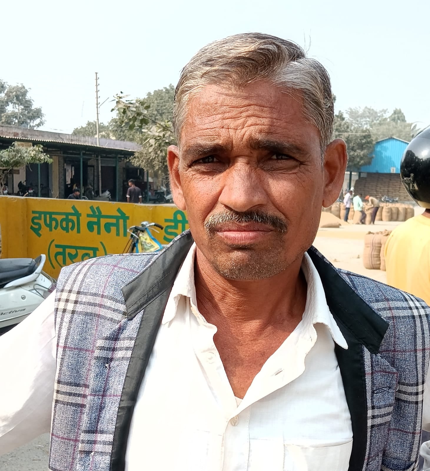 पीलीभीत की मंडी समिति परिसर स्थित इफको किसान सेवा केंद्र पर लगी किसानो की भीड़।संवाद