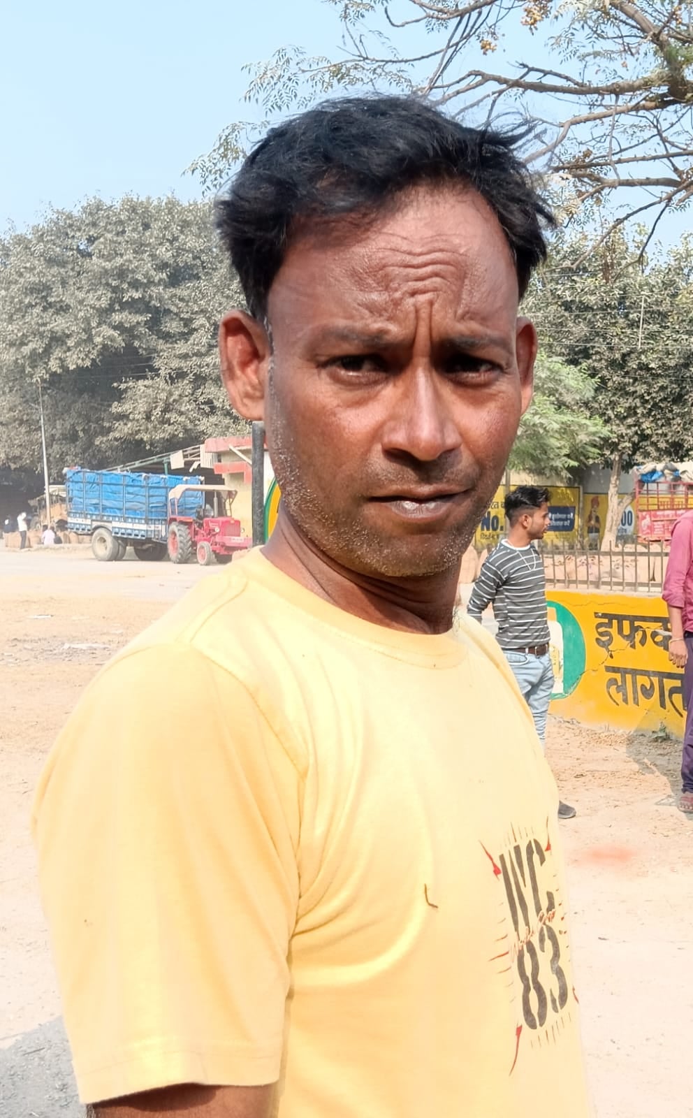 पीलीभीत की मंडी समिति परिसर स्थित इफको किसान सेवा केंद्र पर लगी किसानो की भीड़।संवाद