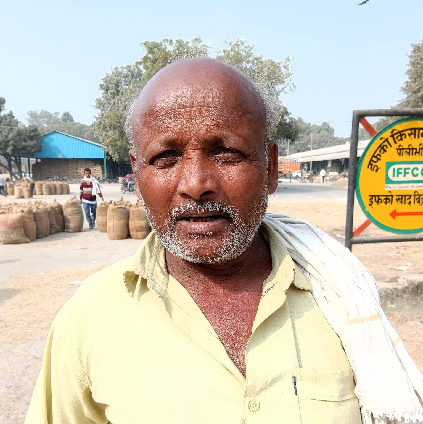पीलीभीत की मंडी समिति परिसर स्थित इफको किसान सेवा केंद्र पर लगी किसानो की भीड़।संवाद