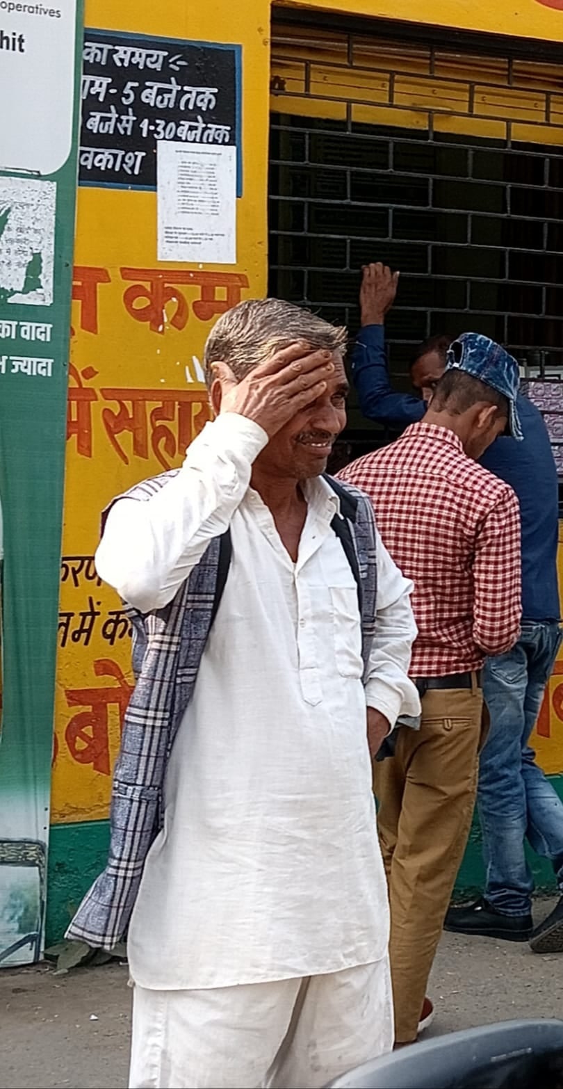 पीलीभीत की मंडी समिति परिसर स्थित इफको किसान सेवा केंद्र पर लगी किसानो की भीड़।संवाद