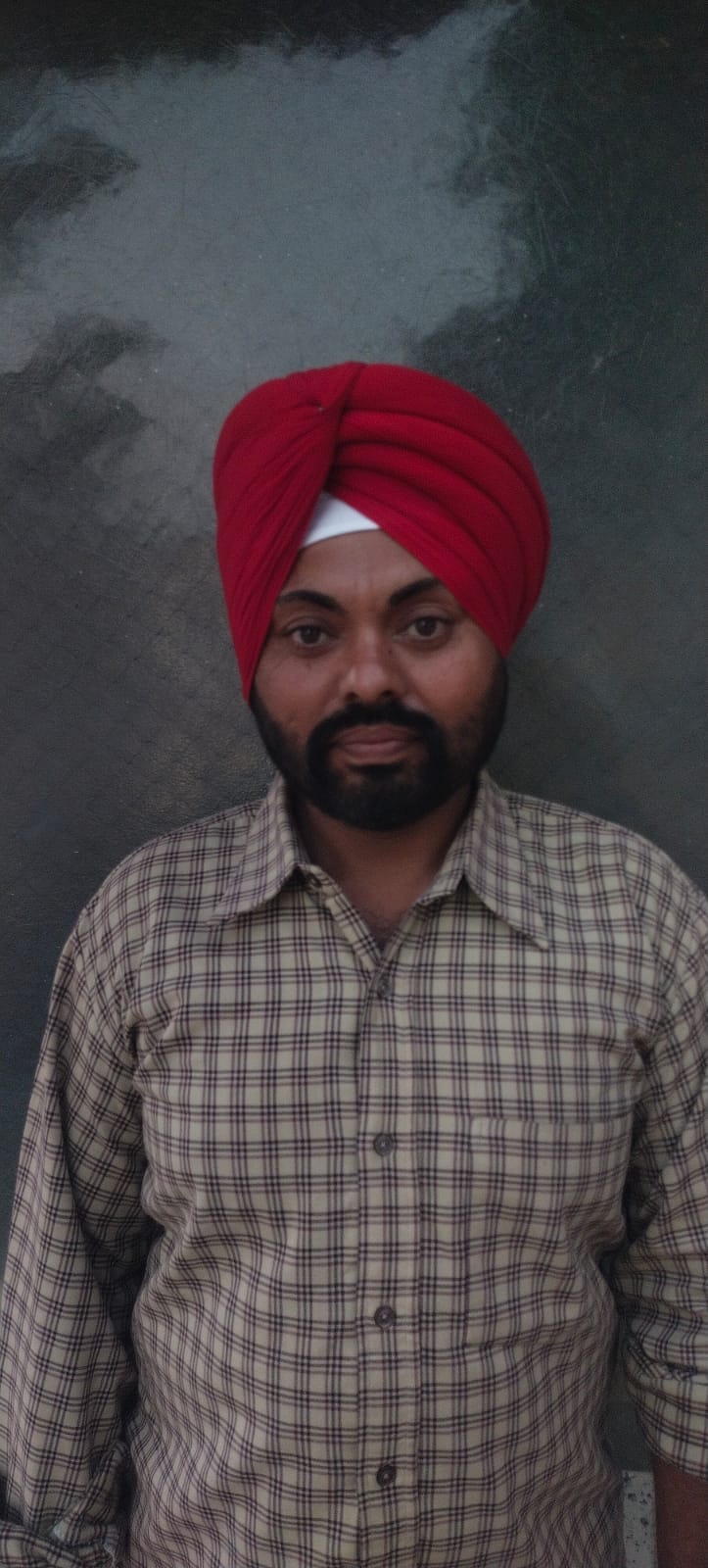 पीलीभीत में ग्रामीण सहकारी समिति पर खाद लेने को पहुंचे किसान।संवाद पीलीभीत में ग्रामीण सहकारी समिति पर खाद लेने को पहुंचे किसान।संवाद