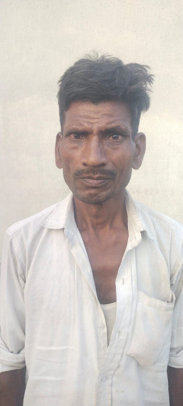 पीलीभीत में ग्रामीण सहकारी समिति पर खाद लेने को पहुंचे किसान।संवाद पीलीभीत में ग्रामीण सहकारी समिति पर खाद लेने को पहुंचे किसान।संवाद