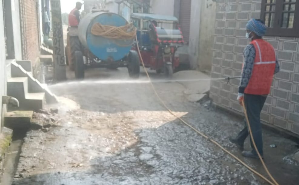 पीलीभीत शहर में फागिंग करते कर्मी।स्रोत:सूचना विभाग पीलीभीत शहर में फागिंग करते कर्मी।स्रोत:सूचना विभाग