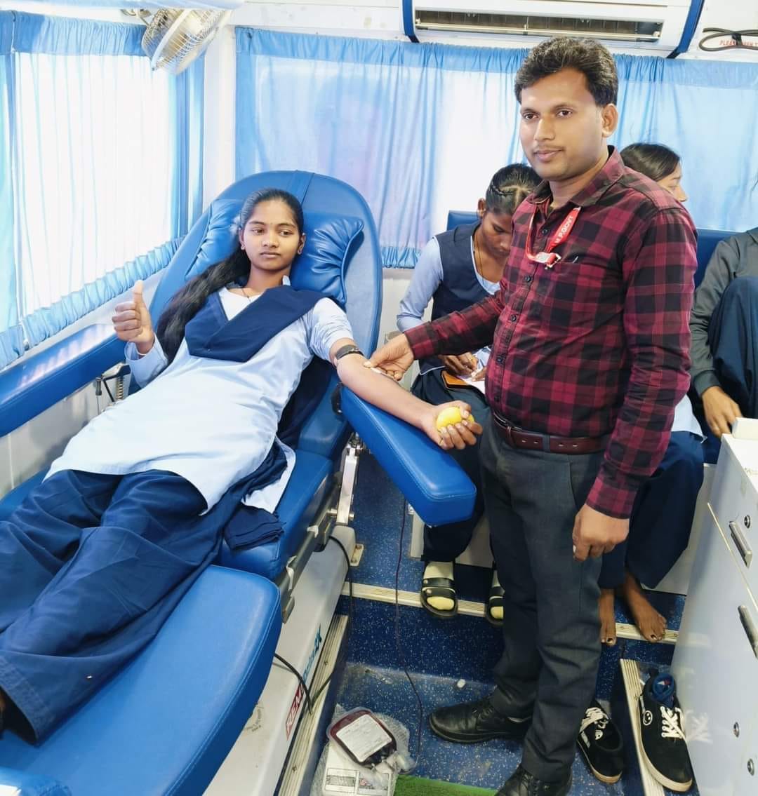रक्तदान करती छात्राएं रक्तदान करती छात्राएं