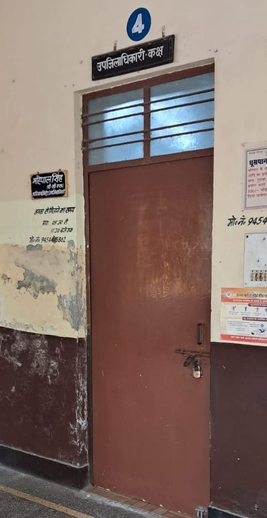 सदर तहसील कार्यालय के पीछे परिसर में कूड़े के पास पड़ी बीयर की खाली बोतलें।संवाद