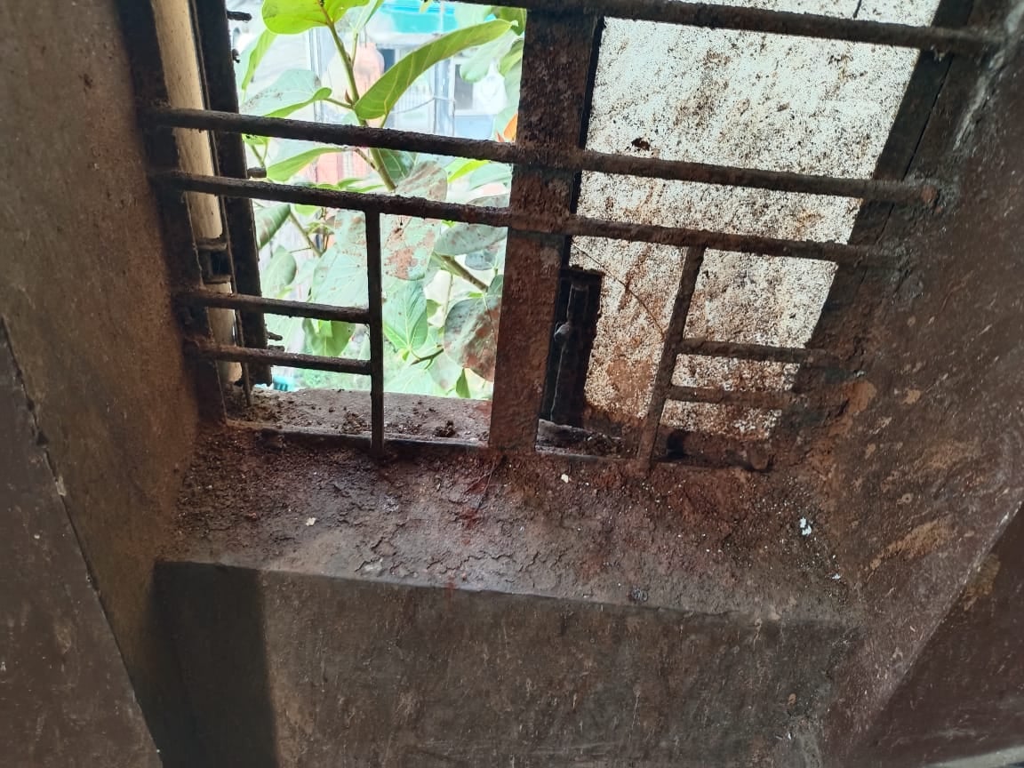 सदर तहसील कार्यालय के पीछे परिसर में कूड़े के पास पड़ी बीयर की खाली बोतलें।संवाद