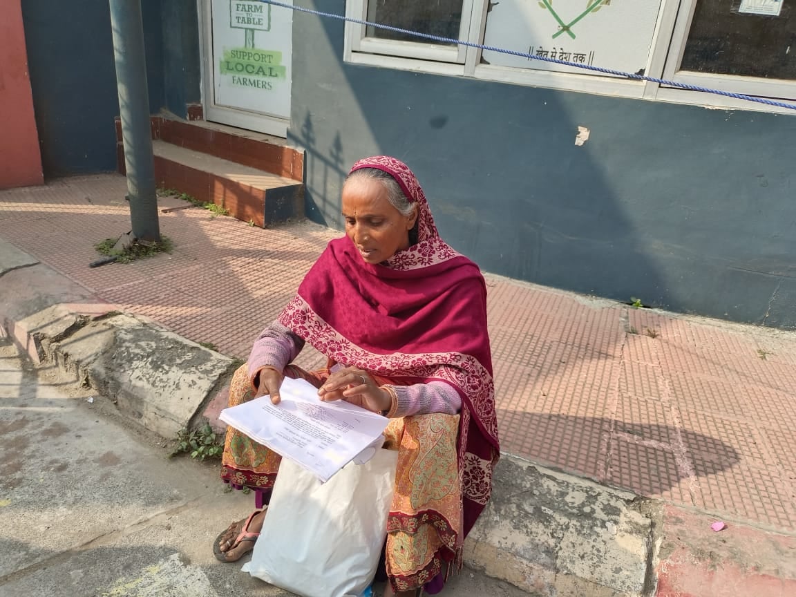 सदर तहसील कार्यालय के पीछे परिसर में कूड़े के पास पड़ी बीयर की खाली बोतलें।संवाद