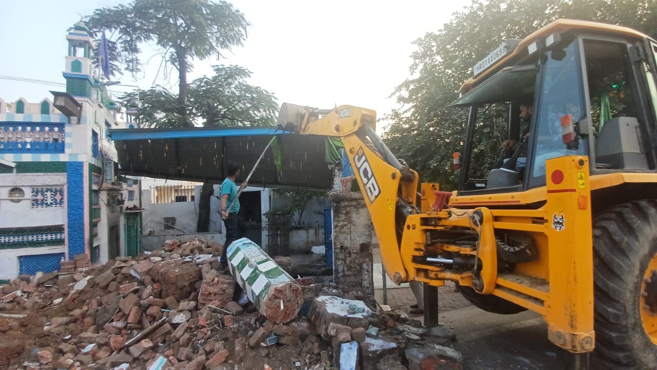 शहर में हज़रत बाबा पीर बहेड़े शाह से अतिक्रमण हटाने के दौरान पीडब्ल्यूडी बीएडंआर विभाग अधिकारी शहर में हज़रत बाबा पीर बहेड़े शाह से अतिक्रमण हटाने के दौरान पीडब्ल्यूडी बीएडंआर विभाग अधिकारी