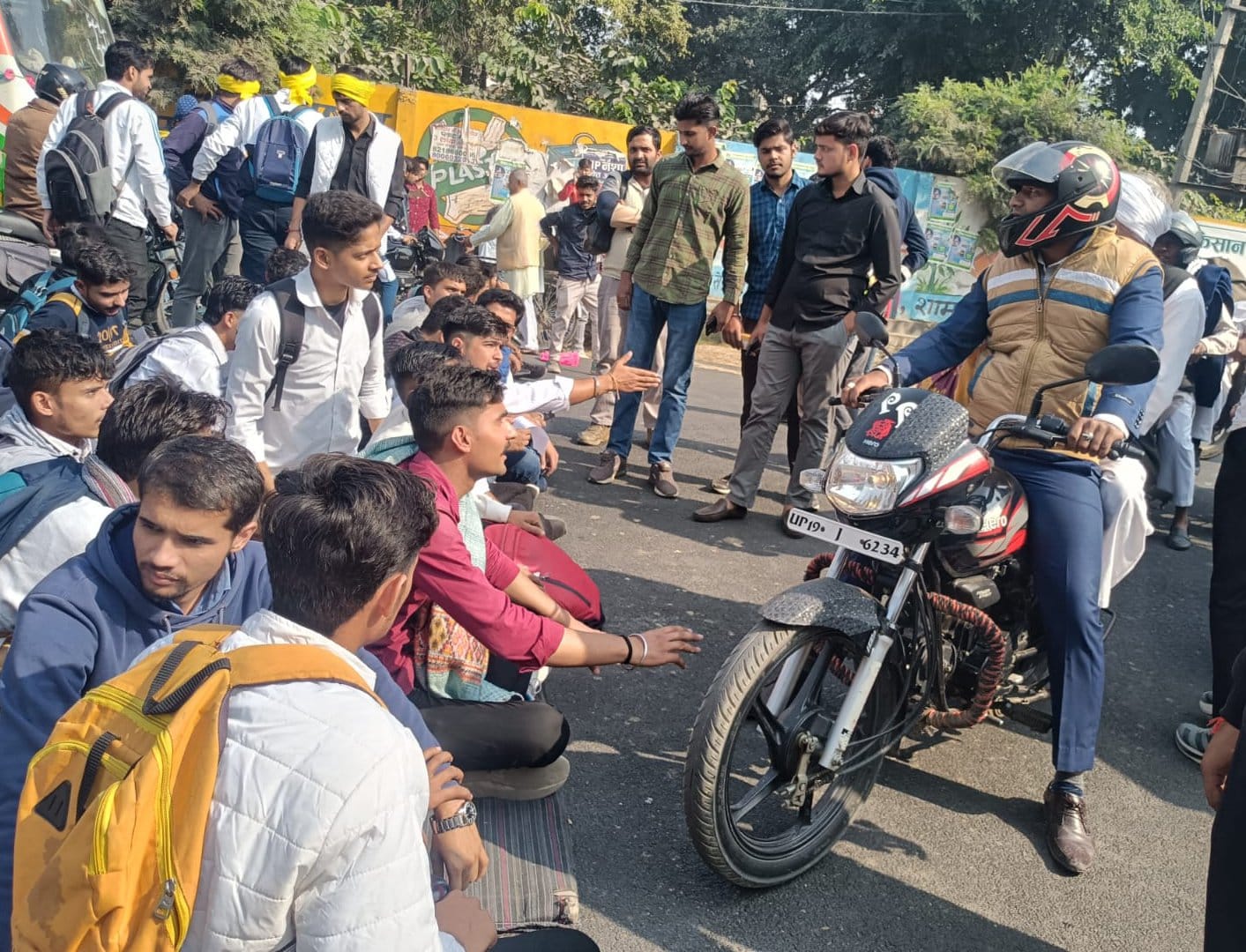 शामली में झिंझाना रोड पर जाम के दौरान बाइक सवार को रोकते छात्र । संवाद शामली में झिंझाना रोड पर जाम के दौरान बाइक सवार को रोकते छात्र । संवाद