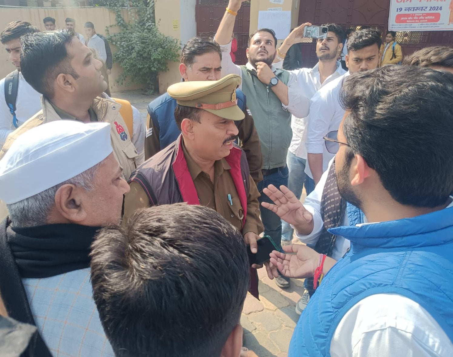 शामली में झिंझाना रोड पर जाम के दौरान बाइक सवार को रोकते छात्र । संवाद शामली में झिंझाना रोड पर जाम के दौरान बाइक सवार को रोकते छात्र । संवाद