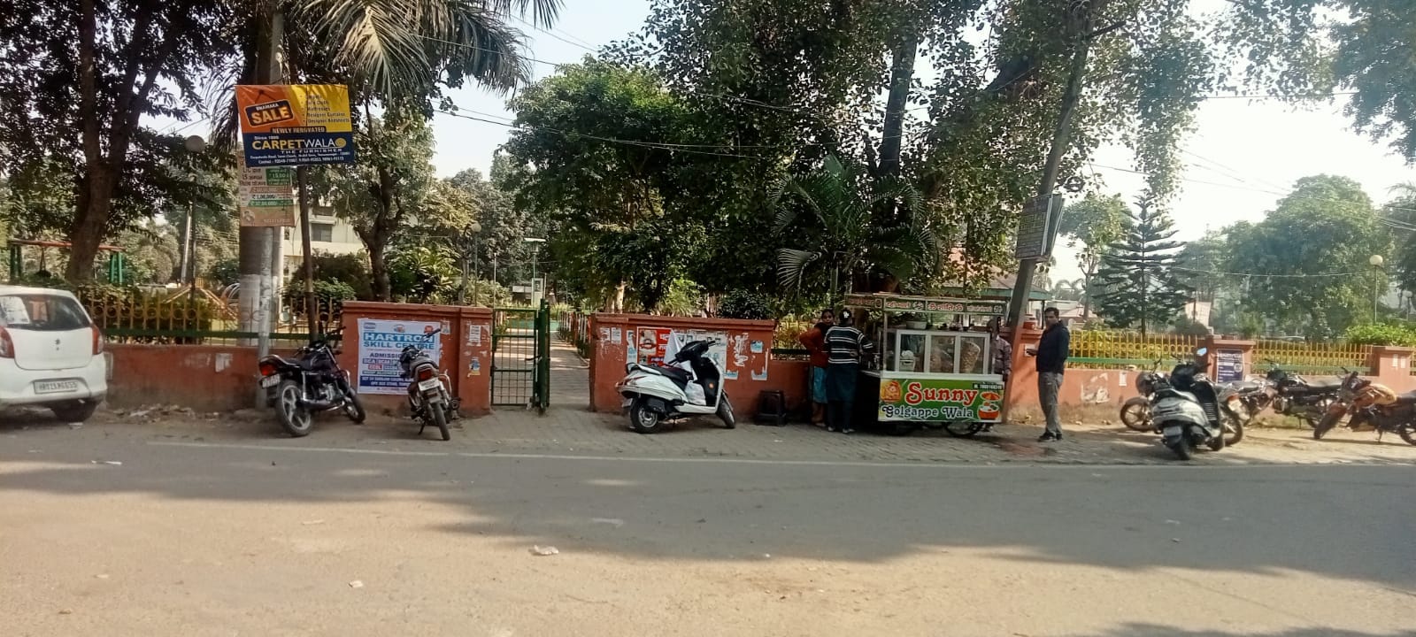 बस स्टैंड वर्कशॉप के बार लगे अवैध पोस्टर व बैनर। संवाद बस स्टैंड वर्कशॉप के बार लगे अवैध पोस्टर व बैनर। संवाद