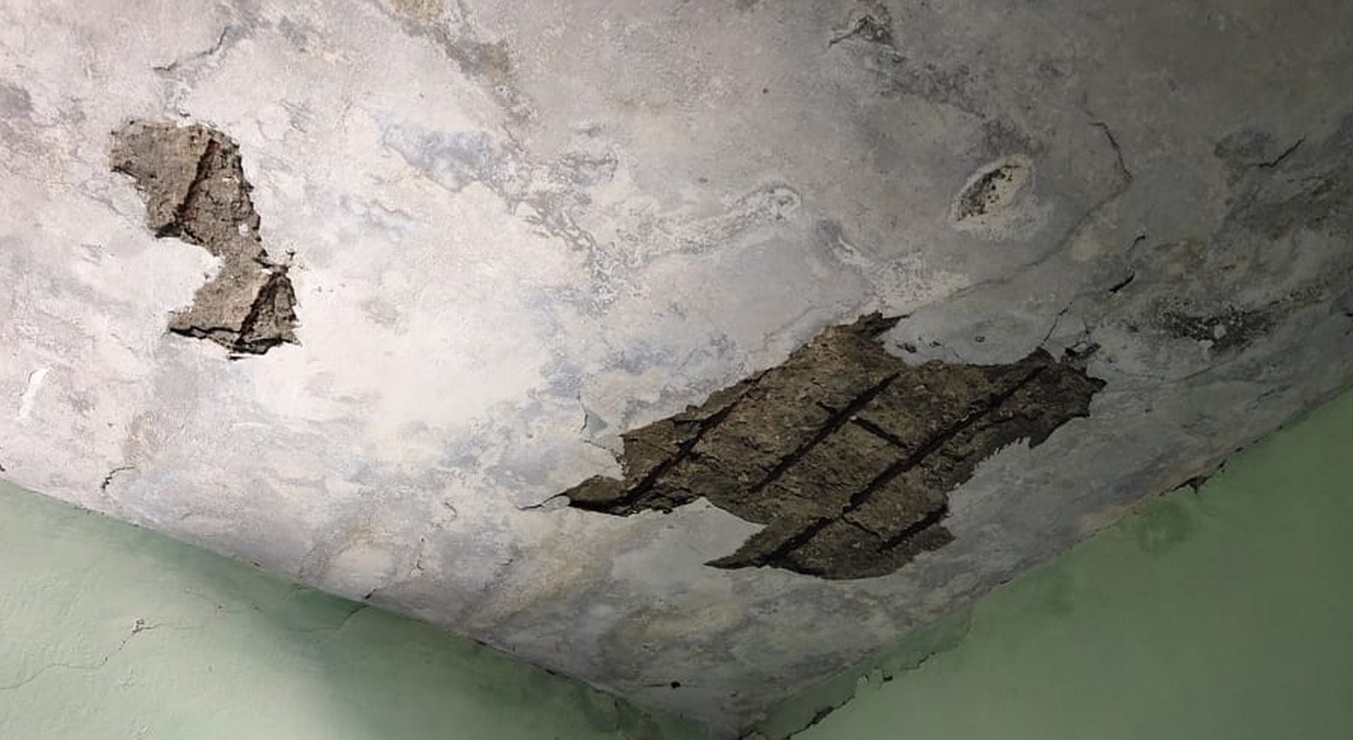 चंबा में खस्ताहाल प्राथमिक पाठशाला फोल्गत कीछत्त से निकला सरिया। स्त्रोत जागरूक पाठक चंबा में खस्ताहाल प्राथमिक पाठशाला फोल्गत कीछत्त से निकला सरिया। स्त्रोत जागरूक पाठक