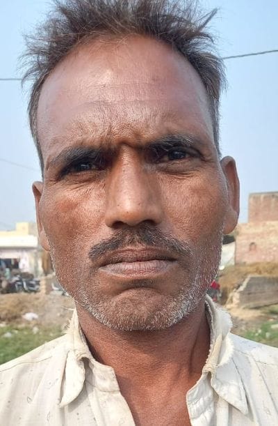 म्याऊ के सहकारी समिति पर डीएपी लेने के लिए खड़े किसान। संवाद