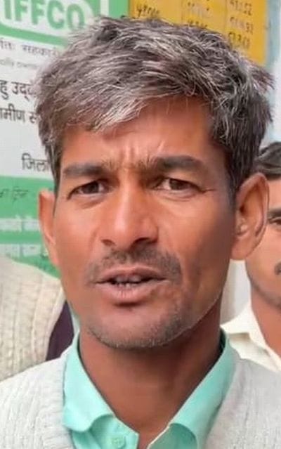 म्याऊ के सहकारी समिति पर डीएपी लेने के लिए खड़े किसान। संवाद