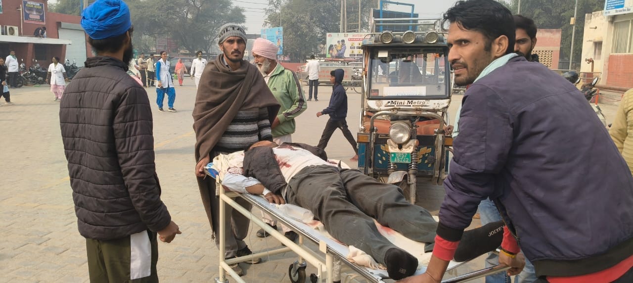 रानियां में घटनास्थल पर खड़ी स्कूल बस। रानियां में घटनास्थल पर खड़ी स्कूल बस।