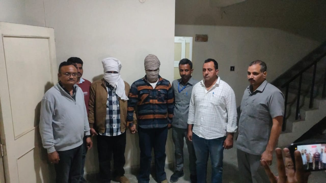 रानियां में घटनास्थल पर खड़ी स्कूल बस। रानियां में घटनास्थल पर खड़ी स्कूल बस।