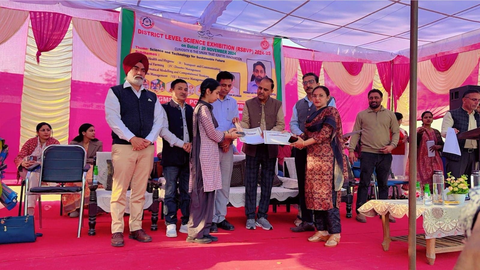 शहर पुलिस लाइन राजकीय स्कूल में लगाई गई जिला स्तरीय प्रदर्शनी का अवलोकन करते एसडीएम दर्शन सिंह। शहर पुलिस लाइन राजकीय स्कूल में लगाई गई जिला स्तरीय प्रदर्शनी का अवलोकन करते एसडीएम दर्शन सिंह।