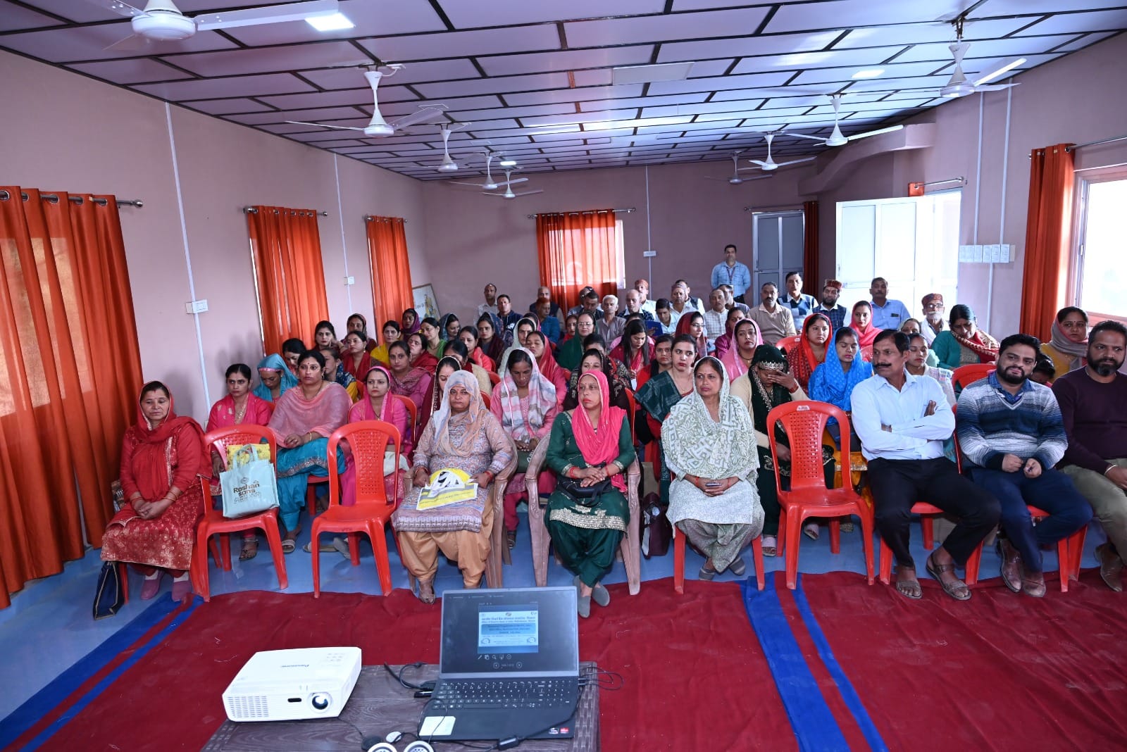 टौणीदेवी के खंड विकास कार्यालय में आयोजित जागरूकता कार्यक्रम में मौजूद भारतीय रिजर्व बैंक के शि