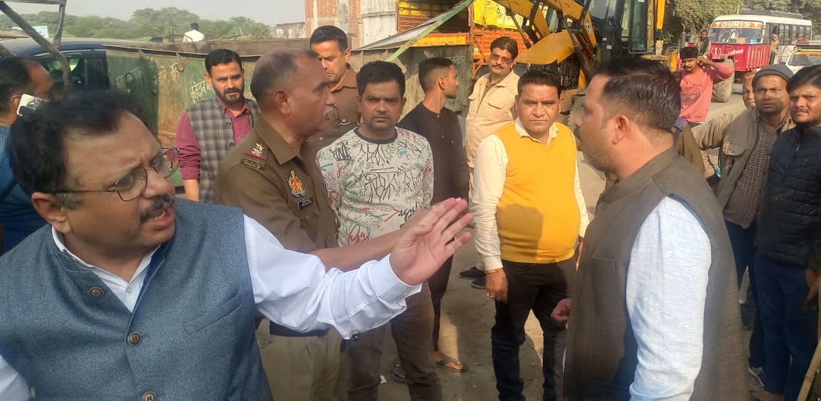 दातागंज तिराहे से पुरानी चुंगी जाने वाले रोड पर सड़क किनारे रखा खोखा हटाती जेसीबी। संवाद दातागंज तिराहे से पुरानी चुंगी जाने वाले रोड पर सड़क किनारे रखा खोखा हटाती जेसीबी। संवाद