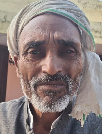 उझानी के सहकारी समिति पर डीएपी वितरित कराती पुलिस। संवाद उझानी के सहकारी समिति पर डीएपी वितरित कराती पुलिस। संवाद