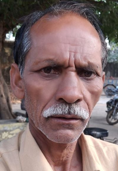 उझानी के सहकारी समिति पर डीएपी वितरित कराती पुलिस। संवाद उझानी के सहकारी समिति पर डीएपी वितरित कराती पुलिस। संवाद