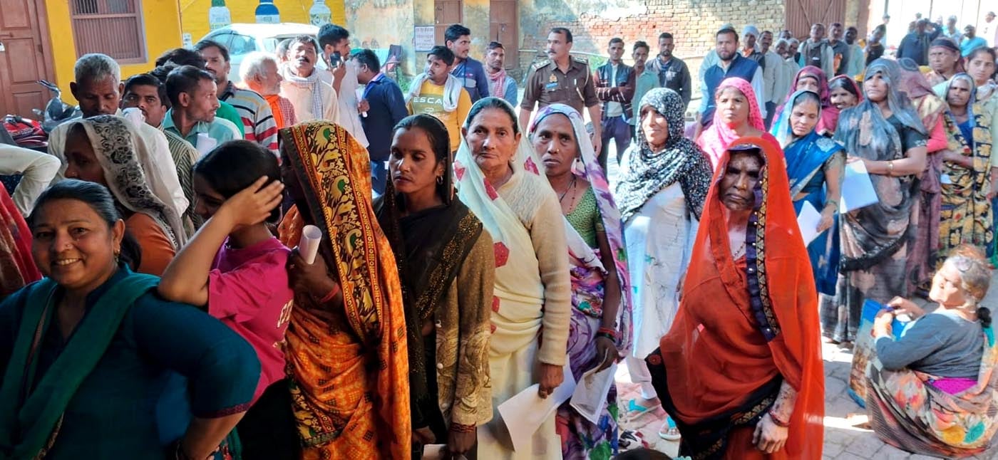 उझानी के सहकारी समिति पर डीएपी वितरित कराती पुलिस। संवाद उझानी के सहकारी समिति पर डीएपी वितरित कराती पुलिस। संवाद