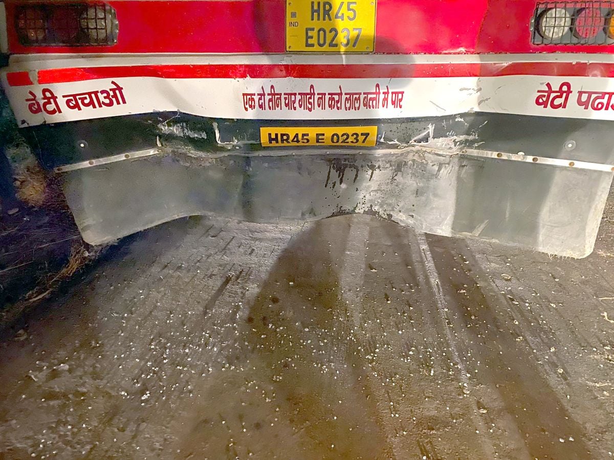 22जेएनडी40: घटना में बुरी तरह से क्षतिग्रस्त हुई कार। संवाद