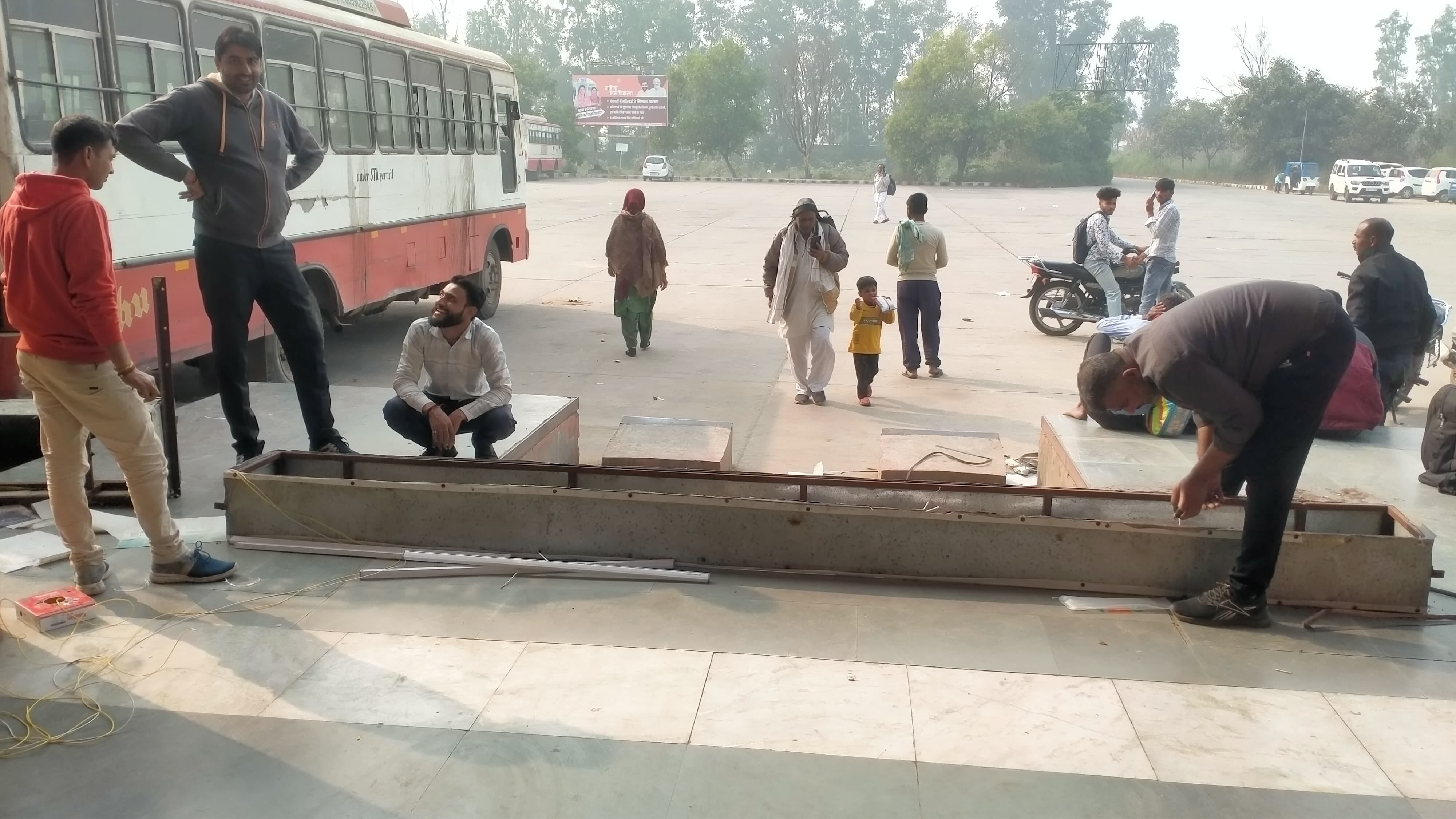 22jjrp08- झज्जर। बस अड्डे स्थित स्टैंड पर लगाई गई नई स्टैंड सूची। संवाद